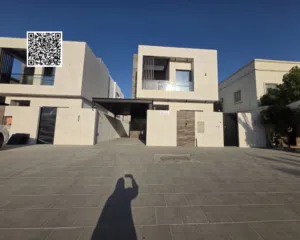 Um فيلا جديد فاخرة للبيع بجانب المسجد وشارع قار-ارتداد كبير-تشطيب عصري-مطبخ مجهز بالكامل-بلكونة واسع