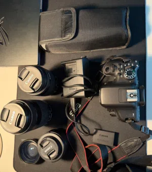 للبيع طقم تصوير بثلاث عدسات وفلاش مع كاميرا Canon EOS 750D بحالة ممتازة