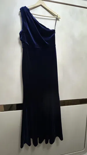 فستان كحلي مميز للبيع بسعر رمزي