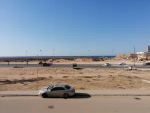 شقة دور ثاني و فوقها 2 استوديوهات في تاجوراء طريق الشط مقابل البحر مباشرة