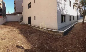 في أرقى مناطق الشميساني شقة شبه ارضي 170م مع حديقة 200م لم تسكن  بتشطيب راقي وعصري / ref 9725