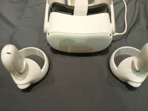نظارة Oculus Quest 2 –  سعة 128 جيجابايت مع وحدتي تحكم  Oculus Quest 2  – 128GB With 2 controllers