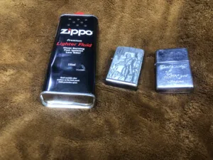 ولاعات  zippo عدد 2 بحاله جيده مع علبة تعبئه