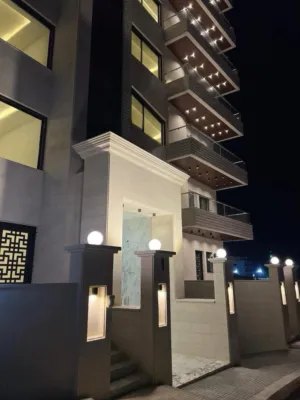 شقة ارضية للبيع في الجبيهة 188م2 + 90م2 ترسات خارجية (شقتين في الطابق) على 3 شوارع من المالك