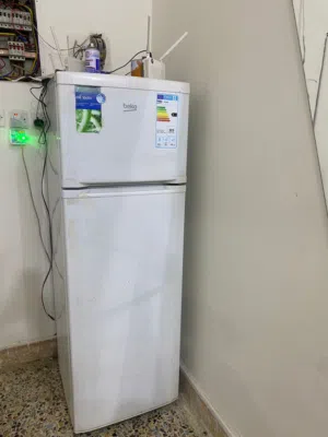 ثلاجة شركة بيكو  نضيفه اخت الجديدة مستعجل ع بيعع  سعر 250 وبيه مجال