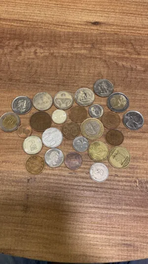 مجموعه من العملات المعدنية القديمه نوعا ما