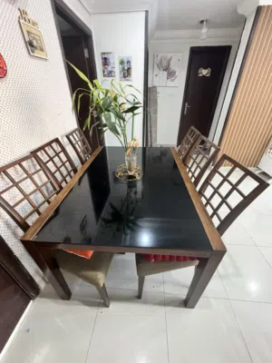 طاولة مع كراسي