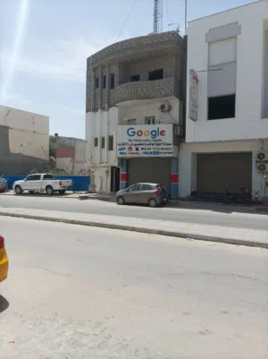 مبنى في موقع تحاري للبيع