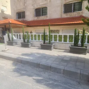 شقة للبيع في دير غبار أرضية واسعة ولها مدخل مستقل ومساحات داخلية وخارجية ؟ - 15232