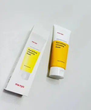 غسول رغوي للتنظيف العميق للوجه من & Deep Cleansing Foam. • يعمل على تنظيف المسام بعمق وإزالة ال