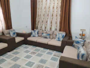 طقم كنب امريكي 7 مقاعد للبيع مع 4 مخدات بلون الطقم