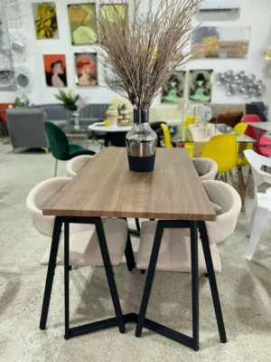 طاولة طعام ب اربع كراسي لحقو الكمية والعرض