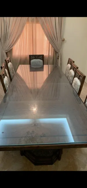 طاولة طعام 10 أشخاص و دولاب للصحون والكاسات و طاولة خدمة بحالة جيدة جدا