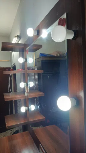 تسريحة خشب زان تفصيل ثقيلة شغل نظيف خمس رفوف وجرارين ولا يوجد اي عيب