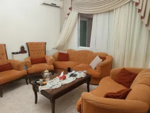 طقم كنب مستعمل للبيع خشبه ممتاز