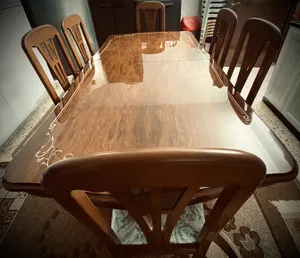 طاولة سفرة خشب زان بحالة ممتازة مع 6 كراسي