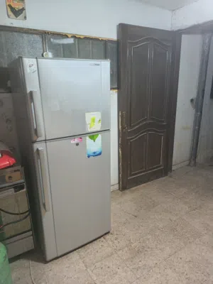 ثلاجه بحاله جيده جدا للبيع الموقع عمان الجبيهه