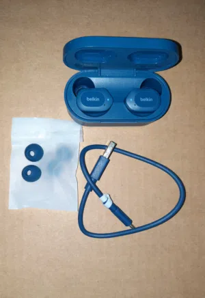 سماعات earbuds من نوع belkin شبه جديدة مقاوم للمياه وتعمل لفترة طويلة وصوتها ممتاز ونقي