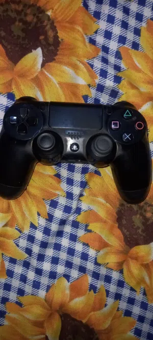 جوستك PS4 أصلي للبيع  اليدة نظيفة كلش وشغالة تمام، بس بيها الـ L2 يعلك أحياناً