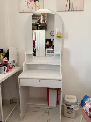 VANITY / DRESSER