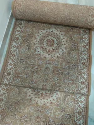 ممر سجاد بحالة جيدة طول 7 متر وقطعتين وحدة متر ووحدة متر ونص والعرض للجميع متر