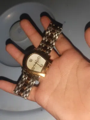 ساعه يد من ماركه كويتيه