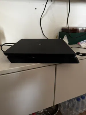 للبيع بلايستيشن 4 (PlayStation 4) بحالة ممتازة جداً ونظيف.