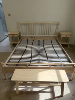 سرير مع طاولات جانبية و طاوله صغيره Bed with a bedside table and small table