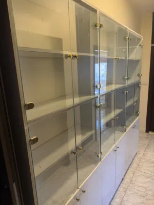 مكتبة زجاج مع خزاين سفليه