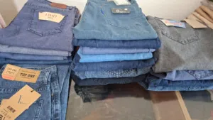 90 بنطلون جينز جديد واروبي وجنكل وكتان و8 بناطيل قماش سعرهم 350