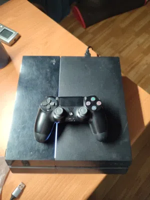 بلايستيشن 4 مستعمل نضيف مافيه شي مع الاسلاك و اليده الموديل fat