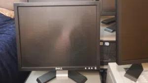 شاشة كمبيوتر للبيع