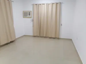 شقة سكنية واسعة للايجار في منطقة الحيل الشمالية بموقع مميز للعوائل. شامل الكهرباء والماء.