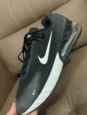 حذائين  NIKE  غير مستخدم وكاله وارد أروبي