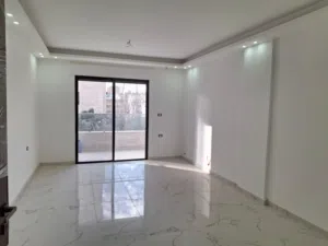 شقة جديدة للبيع ثلاث غرف نوم في الرابية بسعر مميز