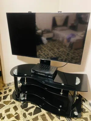 ميز تلفاز اسود اللون زجاج