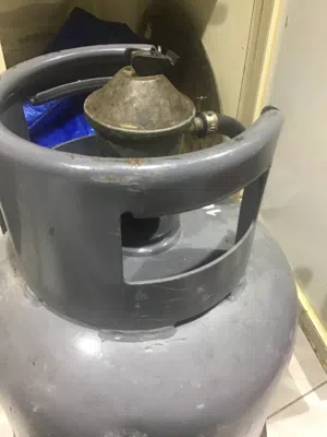 أنبوبة غاز مع قفل