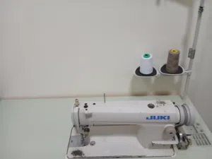 ماكينة خياطة JUKI ياباني صناعي كاملة مع الطاولة وحامل الخيط