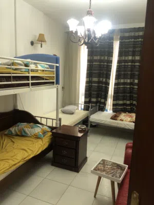 سرير للمشاركه في مجلس نظيفه جدااا مطبخ و حمام خاص صاله كبيره