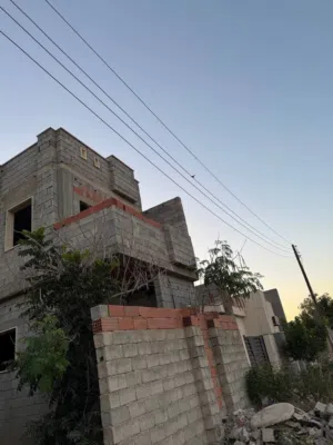 منزل دورين للبيع في مرحلة التشطيب العنوان : عين زارة