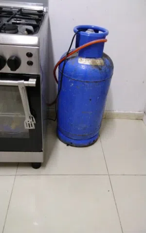 new oven 1 year used only was gas cylinder and dispenser only for 500 Aed