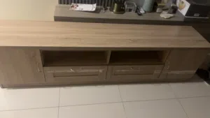 طرابيزة تلفزيون نضيفة جدا مقاسها مترين