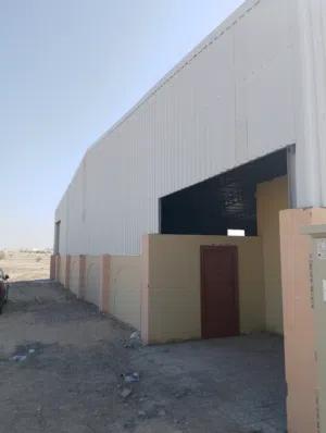 مخزن كبير مغلق في أرض تجارية سكنيه بمساحة 750 متر