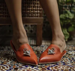 Leather handmade Moroccan slippers with fibule. Available in more sizes DM