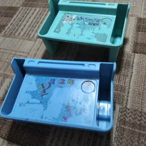 مكتب اطفال للبيع الحاله كما هو بالصور جيده جدا بلاستيك عرض 55  سم *  33سم  ارتفاع 23سم