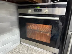 فرن كهربائي حجمه 60 يصلح للمطابخ الحديثه شبه جديد