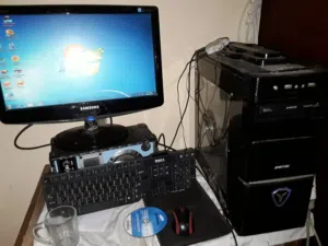 جهاز كمبيوتر  PCفرصة للتوفير ما تتفوتش! جهاز كمبيوتر كامل (ديسك توب) جاهز للعمل فوراً.. "على قد الإي