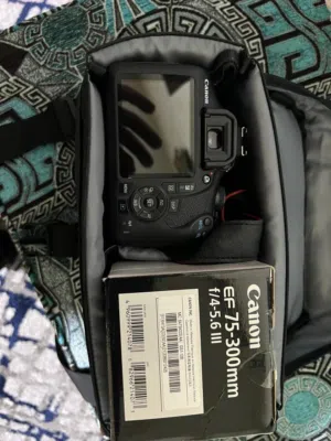 للبيع كاميرا كانون احترافية نظيفة جداً + عدسة زووم 75-300mm مع كامل أغراضها