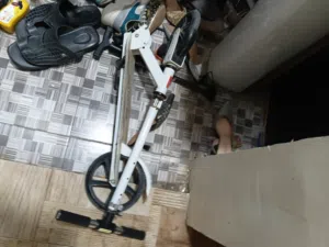 سكوتر عادي لكن خربان وهو باله يعني حديد لازم يعني ابيع بعشره ريال دوس في رجولك سدها لو تسدها خيوط اس