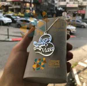 انا محمد جوهر اصمم سلاسل فضة بالأسماء حسب وبعد الطلب وممكن طقم كامل بي اسم